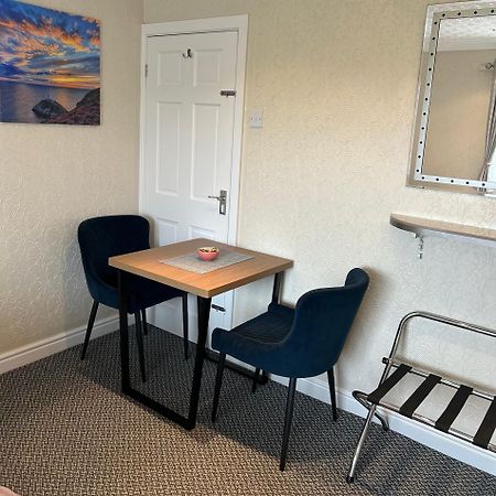 Bed and Breakfast Crossroads Holyhead Exterior foto