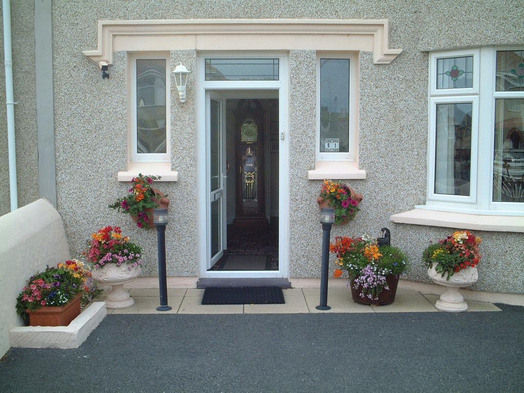 Bed and Breakfast Crossroads Holyhead Exterior foto